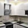 Современный белый кухонный гарнитур со столешницей из "бетона"