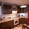 Угловая классическая кухня из дуба с красным холодильником