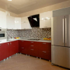 Красно-белая кухня с большим холодильником с французской дверью
