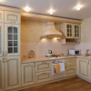 Угловая молочная кухня в классическом стиле с элегантно спрятанным котлом