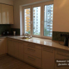 Функциональная П-образная кухня с фресками и мойкой под окном (13 фото + цена)