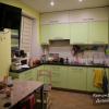Салатовая кухня с желтыми обоями, совмещенная с гостиной в Москве (7 фото)