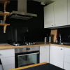 Дизайн белой П-образной кухни на 6 кв.м со столешницей-подоконником (7 фото)