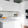 Дизайн белой кухни-гостиной в стиле минимализм. П-образный гарнитур  (6 фото)