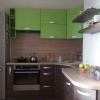 Угловая шоколадно-зеленая кухня 10 кв.м с раскладным диванчиком