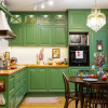 Яркая зеленая угловая кухня 10 кв м в стиле кантри с венскими стульями