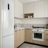 Маленький угловой кухонный гарнитур со шкафами в потолок в кухонной зоне 5 м2
