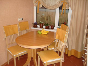 Персиковые римские шторы на кухню (10 фото)