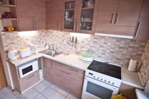 Дизайн угловой кухни 7,5 кв.м под дерево (5 фото)
