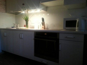 Бюджетный ремонт и дизайн белой кухни 9 кв.м в однокомнатной квартире (8 фото)