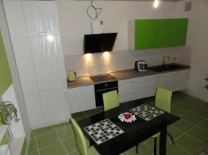 Дизайн прямой бело-зеленой кухни с гостиной (8 фото)