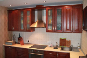 Дизайн угловой кухни 14 кв.м из массива (5 фото)