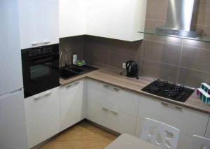 Дизайн угловой белой кухни 9 кв.м (10 фото)