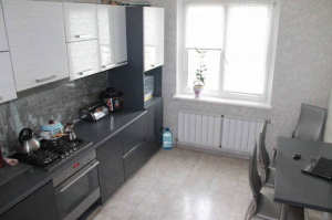 Дизайн угловой черно-белой кухни 12 кв.м (10 фото)
