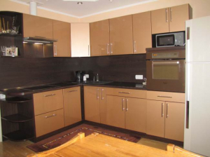 Глянцевая угловая кухня из ДСП от компании ЗОВ (21 фото)