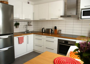 Белая кухня с гостиной в скандинавском стиле 10,5 кв.м (12 фото)