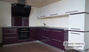 Дизайн фиолетовой глянцевой кухни 12 кв.м за 3200$ (8 фото)