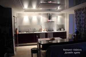 Дизайн глянцевой фиолетовой кухни 10 кв.м + гостиная (27 фото)