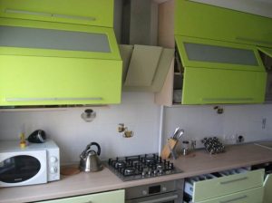 Зеленая линейная кухня 11,7 кв.м. в новой квартире (12 фото)