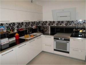 Дизайн белой кухни 10 кв.м. с черным фартуком