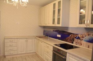 Бежевая кухня в классическом стиле с фартуком с фотопечатью