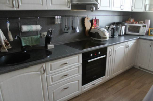 Бежевая классическая кухня 10 кв.м. с выходом на балкон