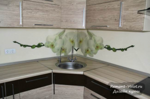 Современная кухня 12 кв.м. с фасадами под дерево