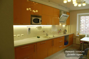 Прямая глянцевая кухня цвета «оранж» длиной 4,1 м