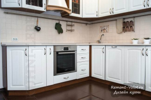 Белая классическая угловая кухня с ореховыми вставками