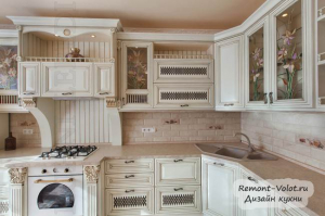 Угловая кухня под старину с резьбой и позолотой