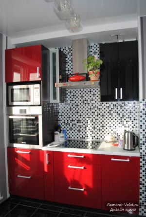 Черно-красная кухня с контрастным фартуком за 2500$