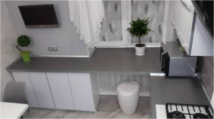 Бело-серая кухня 9,9 кв.м. с рабочей зоной у окна