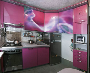 Розовая глянцевая кухня 5 кв.м - отчет мебельщика