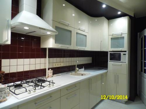 Дизайн угловой бежевой кухни 11,8 кв.м. с темным фартуком и потолком