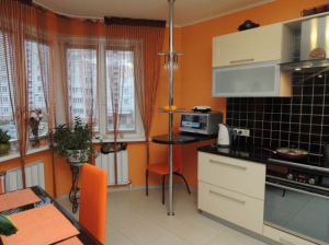 Дизайн кухни  цвета слоновой кости 12,5 кв.м. с эркером и барной стойкой