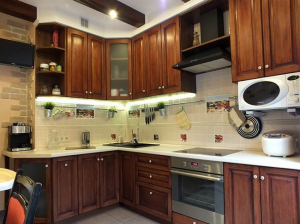 Классическая кухня из массива 10 кв.м. с потолочными балками