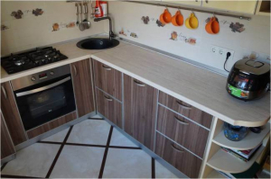 Двухцветная угловая кухня 7,2 кв.м. с круглым стеклянным столом и телевизором