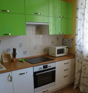 Зелено-белая кухня 10 кв.м. со стильной обеденной зоной