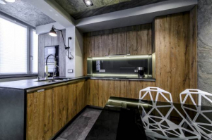 Дизайнерское оформление кухни-гостиной 22 кв.м с системой "умный дом"