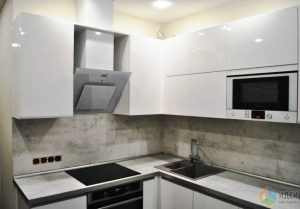 Современный белый кухонный гарнитур со столешницей из "бетона"