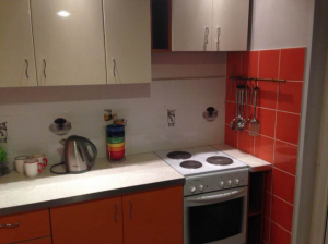 Дизайн оранжево-бежевой кухни 9 кв.м. с выходом на балкон