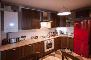 Угловая классическая кухня из дуба с красным холодильником