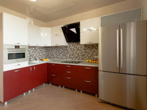 Красно-белая кухня с большим холодильником с французской дверью