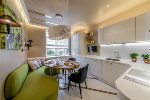 Дизайн белой кухни 13 кв м с зеленым диваном. Из «Квартирного вопроса»