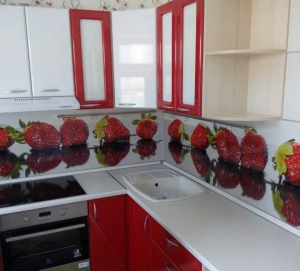 Красно-белая угловая кухня из МДФ в Новосибирске. Плюсы и минусы проекта