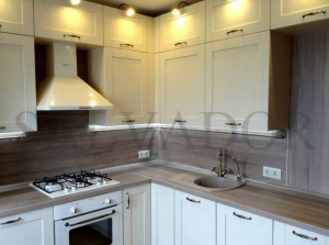 Дизайн угловой кухни AlvaLine с двумя рядами верхних шкафов  (72 + 36 см)