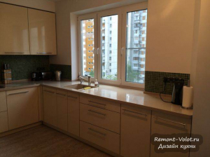 Функциональная П-образная кухня с фресками и мойкой под окном (13 фото + цена)