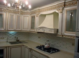 Дизайн угловой классической кухни с позолотой в Одинцово