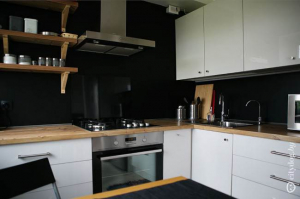 Дизайн белой П-образной кухни на 6 кв.м со столешницей-подоконником (7 фото)