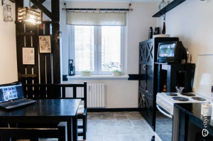 Дизайн черной кухни 10,8 кв.м без верхних шкафов в стиле английского паба
